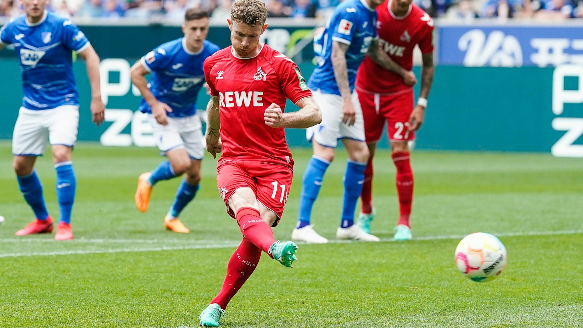 Florian Kainz erzielt vom Elfmeterpunkt das 1:0 für den 1. FC Köln.
