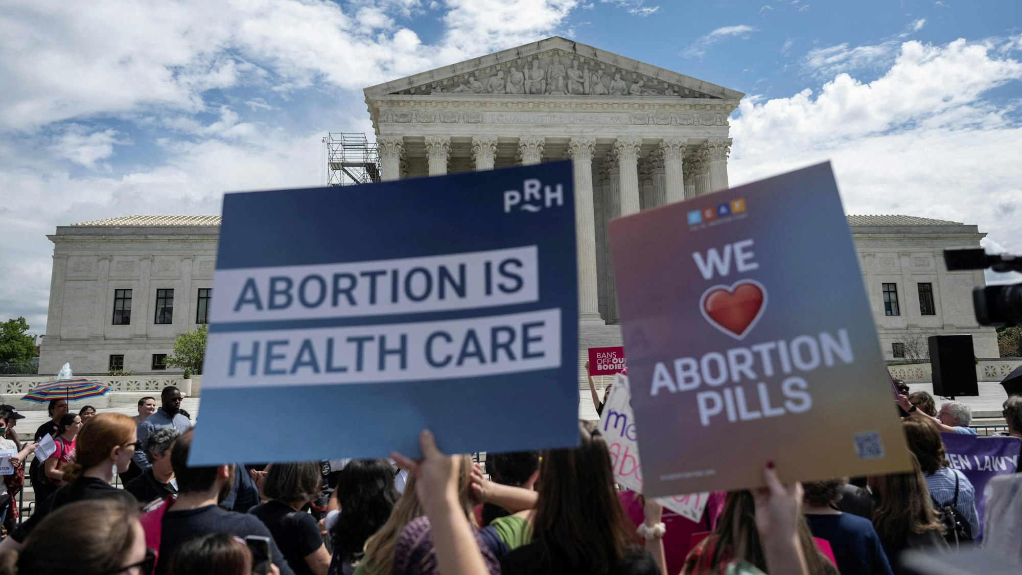Menschen demonstrieren vor dem Supreme Court in den USA für das Recht auf Abtreibung.