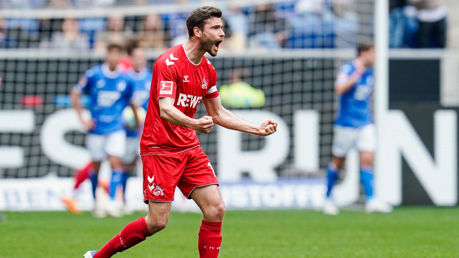 Jonas Hector jubelt über das Tor zum 3:0 in Hoffenheim. Nach dem Spiel gab er sein Karriereende bekannt.
