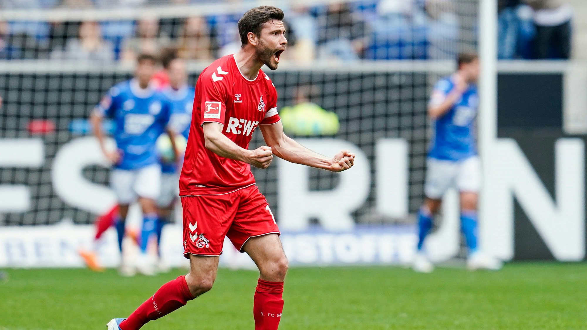 Jonas Hector jubelt über das Tor zum 3:0 in Hoffenheim. Nach dem Spiel gab er sein Karriereende bekannt.