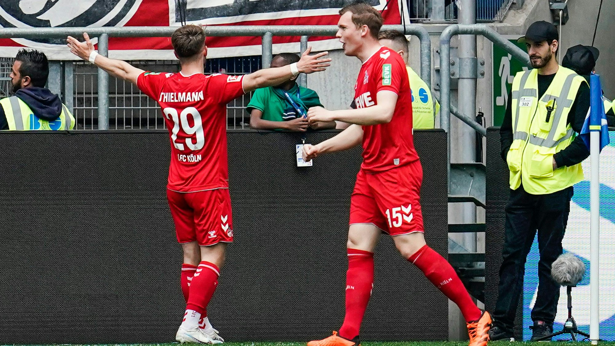 Kölns Torschütze Jan Thielmann (l) jubelt mit Kölns Luca Kilian über das Tor zum 0:3.