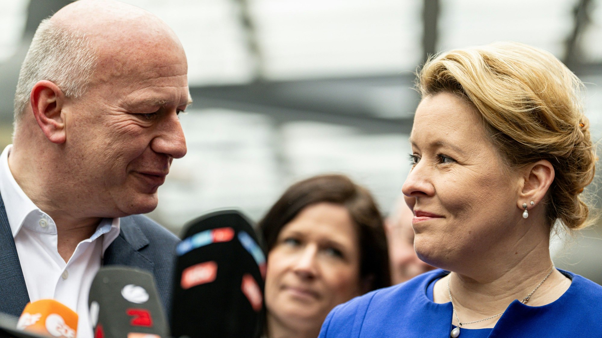 Franziska Giffey (SPD), Regierende Bürgermeisterin von Berlin, und Kai Wegner (CDU), Spitzenkandidat und Landesvorsitzender Berlin.