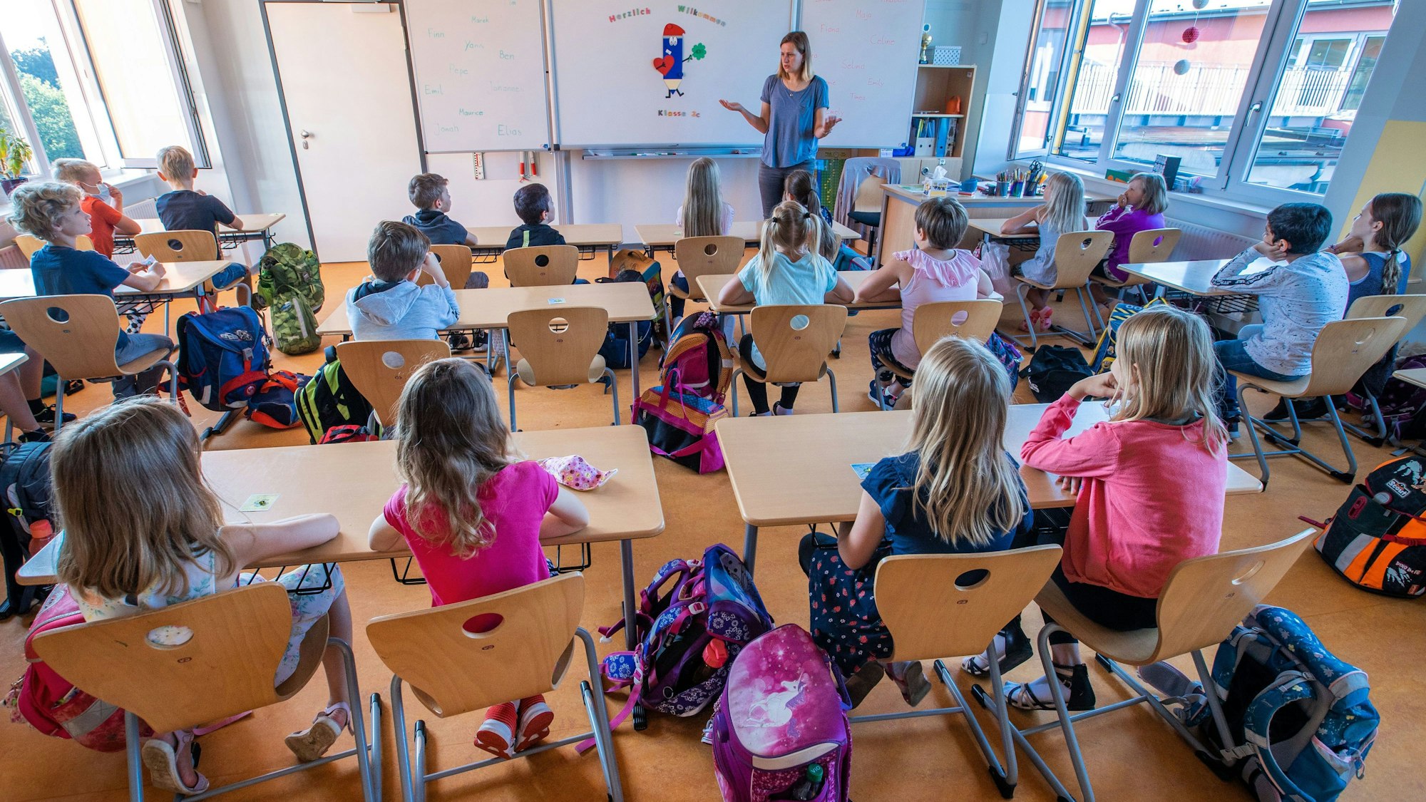 Die Sitzordnung hat großen Einfluss auf die Dynamik innerhalb der Schulklassen in Köln (Symbolbild).