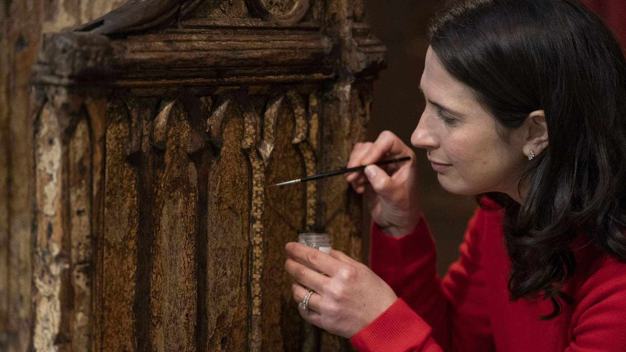 Restauratorin Krista Blessley arbeitet in der Westminster Abbey an der Restaurierung eines Krönungsstuhls im Vorfeld der Krönung von König Charles III., die am 6. Mai stattfinden soll. +++ dpa-Bildfunk +++