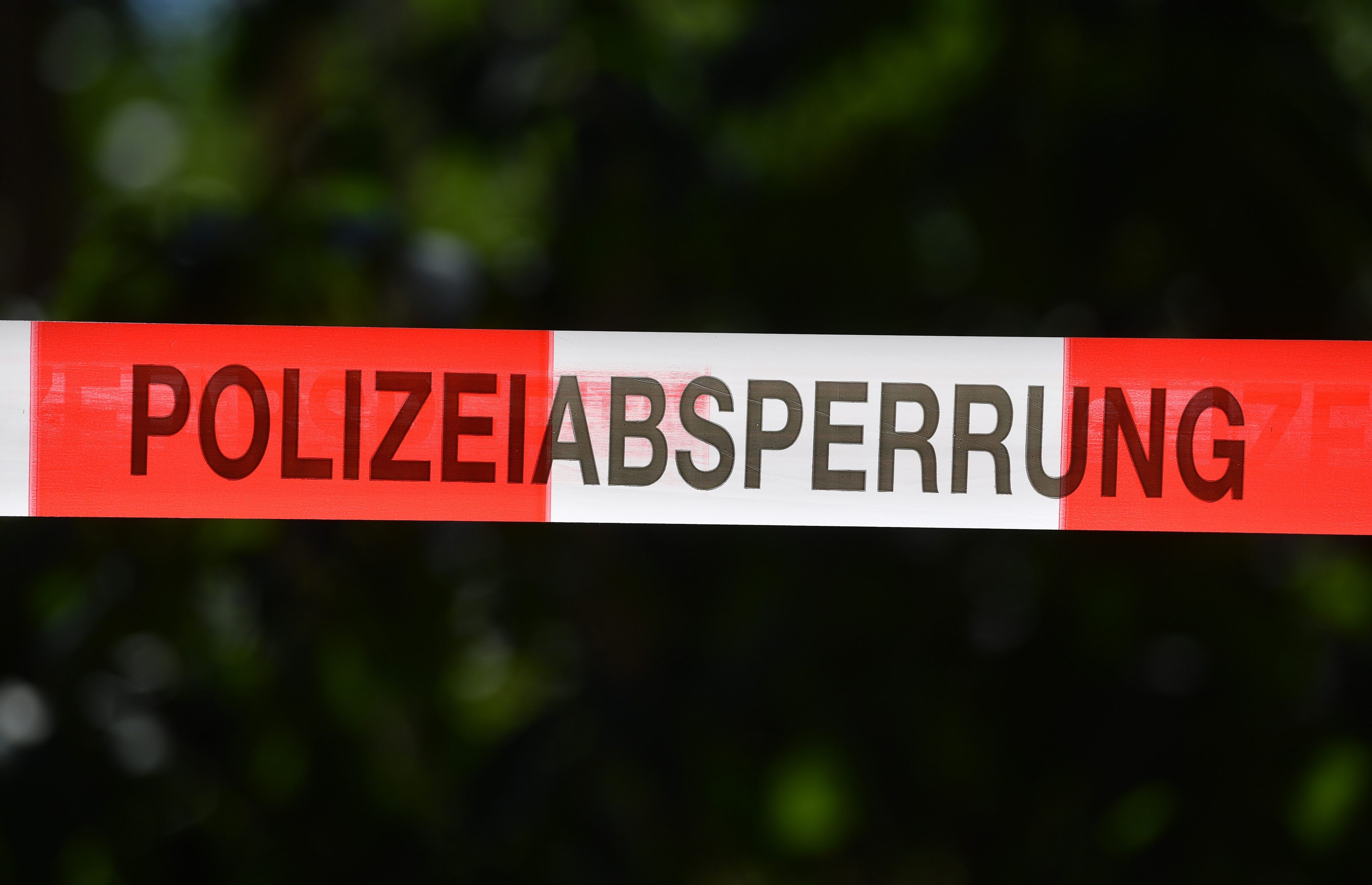 Absperrband der Polizei sichert einen Tatort.