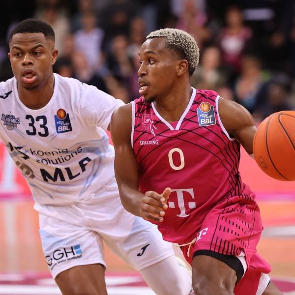 Bonns TJ Shorts (r.) entschied mit 25 Punkten und 6 Assists das Duell der MVP-Kandidaten mit Heidelbergs Eric Washington (13 P., 8 Ass.) für sich.