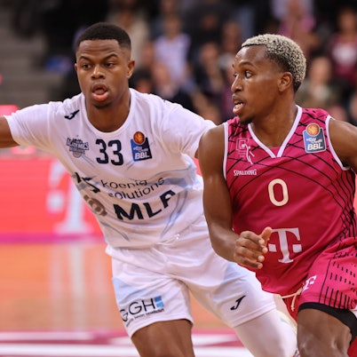 Bonns TJ Shorts (r.) entschied mit 25 Punkten und 6 Assists das Duell der MVP-Kandidaten mit Heidelbergs Eric Washington (13 P., 8 Ass.) für sich.