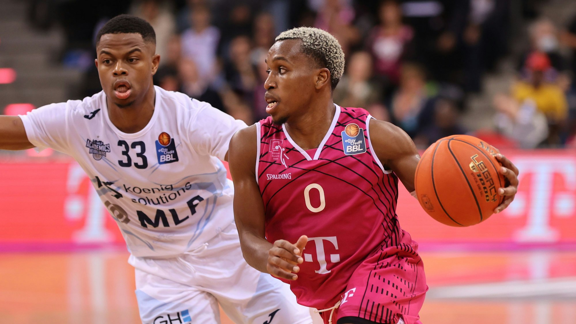 Bonns TJ Shorts (r.) entschied mit 25 Punkten und 6 Assists das Duell der MVP-Kandidaten mit Heidelbergs Eric Washington (13 P., 8 Ass.) für sich.