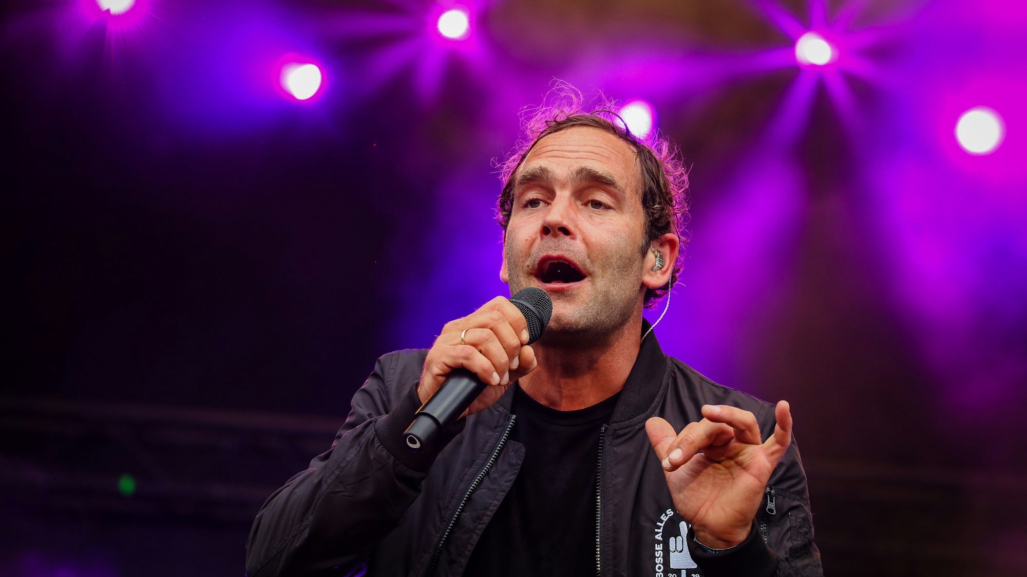 Der Braunschweiger Sänger Axel Bosse im Gloria-Theater in Köln.