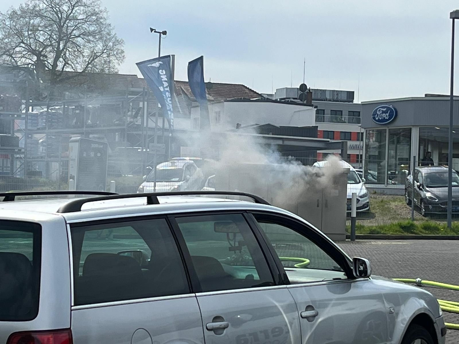 Aus einer Transformatorenbox dringen dichte Rauchwolken.