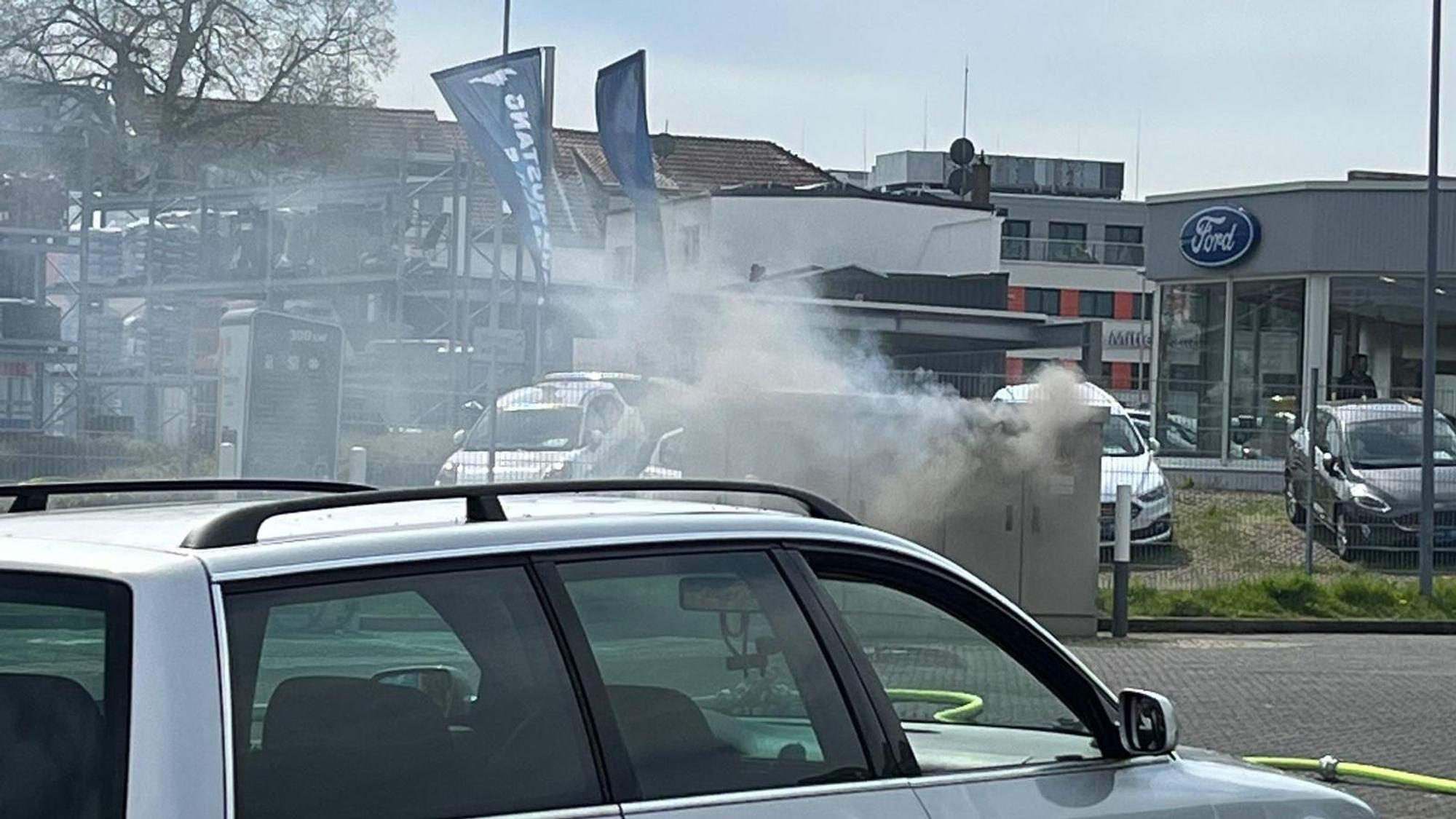 Aus einer Transformatorenbox dringen dichte Rauchwolken.