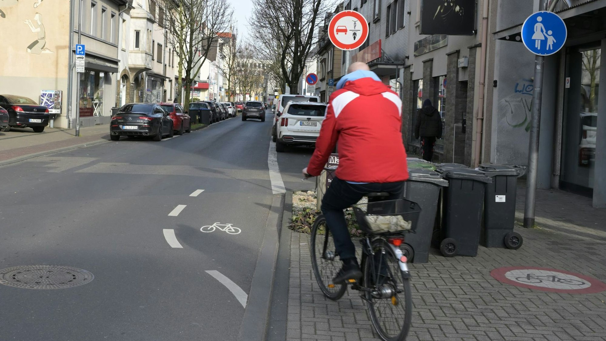 Ein Fahrradfahrer fährt von einem endenden Radweg auf die Straße.