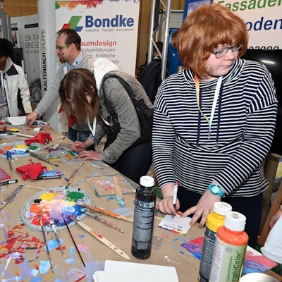 Junge Menschen an einem Stand bei der Ausbildungsmesse in der Sporthalle "Auf dem Bursten" in Bergneustadt.