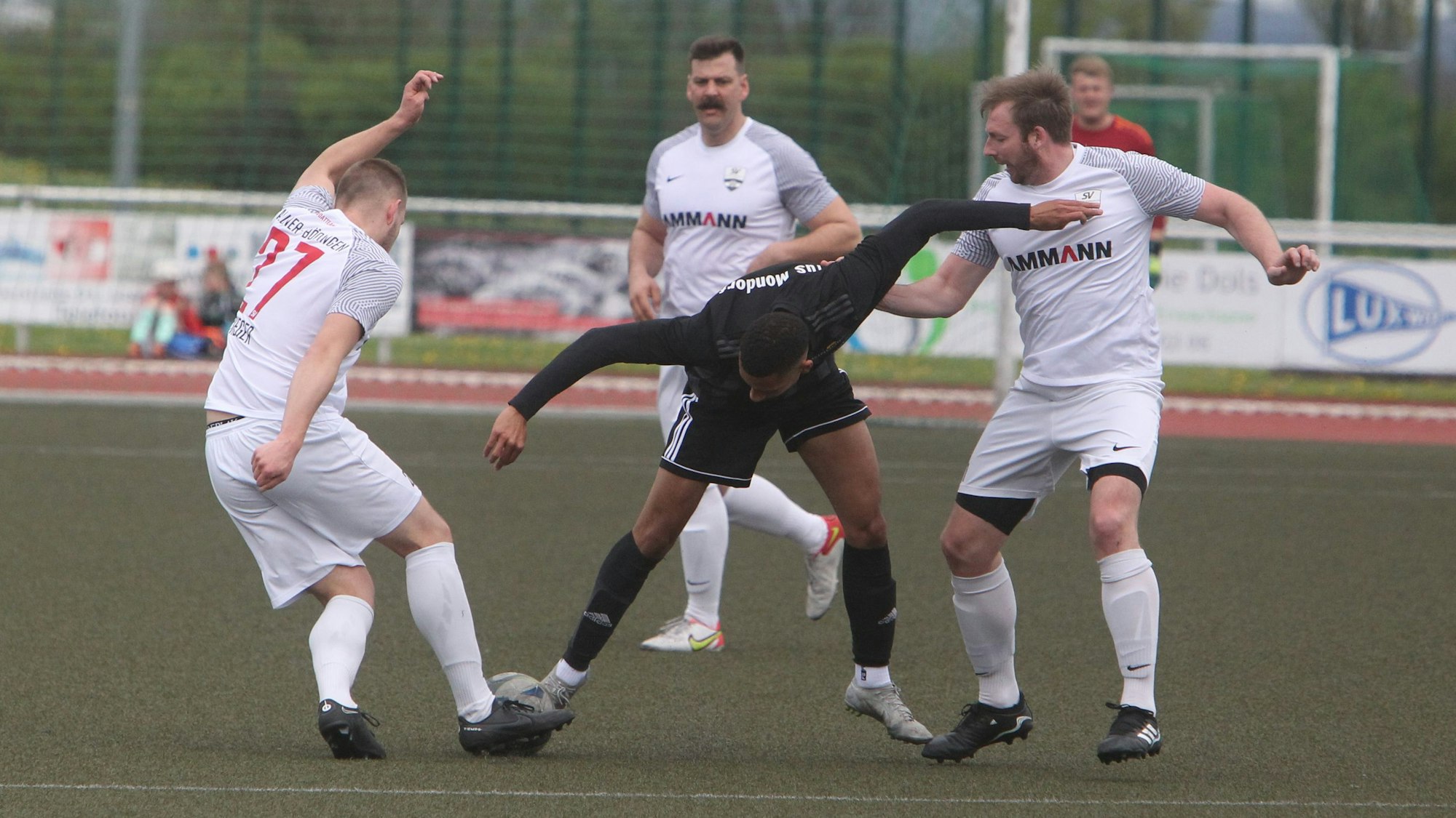 Nachwone Zio (Mitte) vom TuS Mondorf II