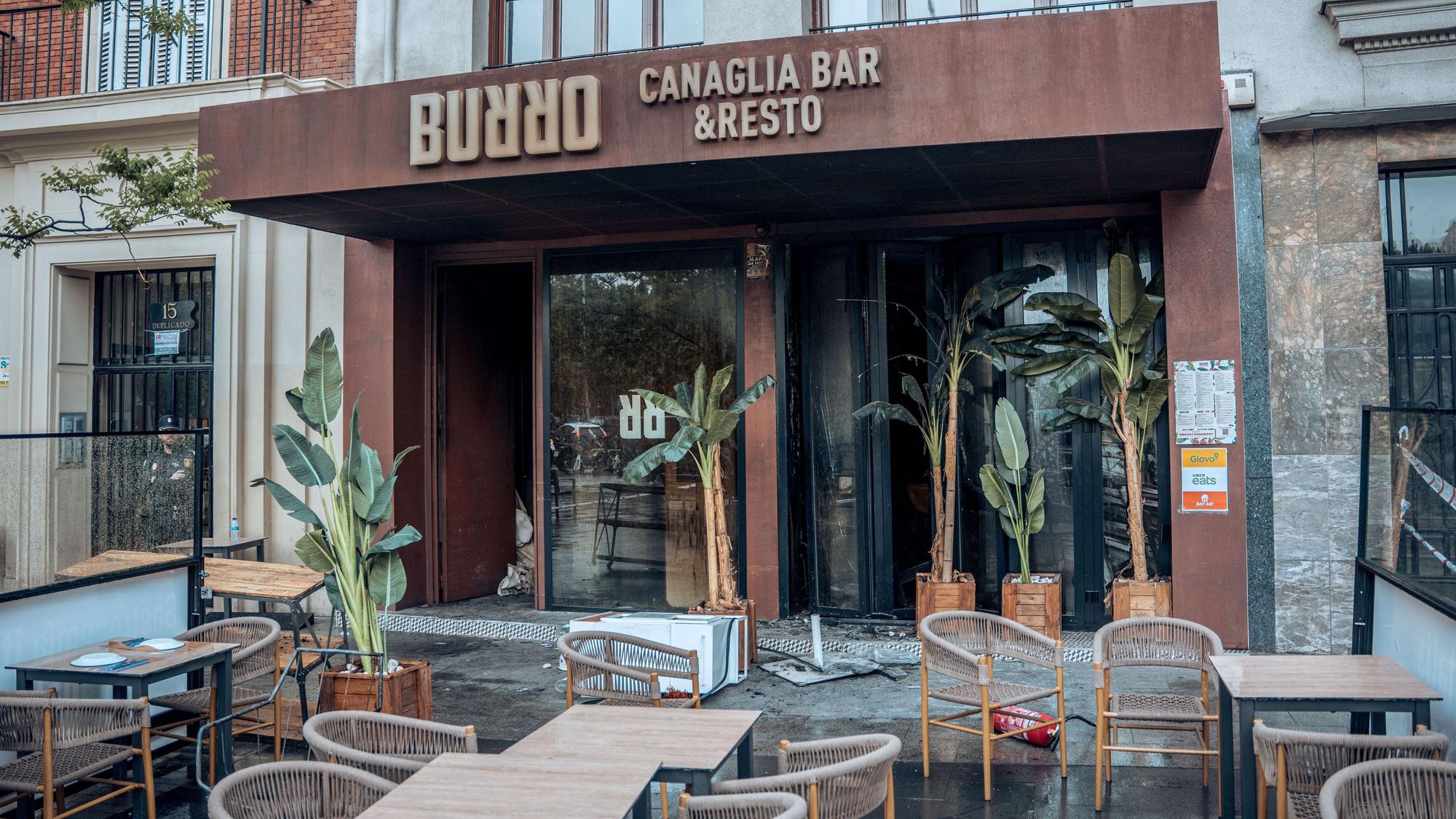 Das Restaurante "Burro Canaglia Bar & Resto" auf der Plaza de Manuel Becerra, aufgenommen nachdem im Inneren des Lokals ein Feuer ausgebrochen war.