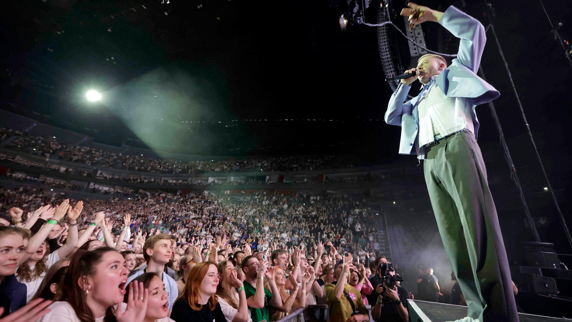 Lange mussten die Fans ausharren, bis Macklemore alias Ben Haggerty, endlich in der fast ausverkauften Lanxess-Arena loslegte.