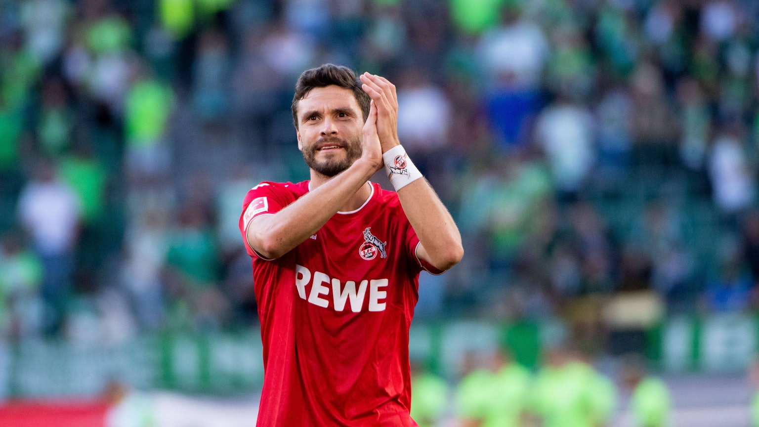 Jonas Hector 1. FC Koeln 14 jubelt ueber den Sieg und bedankt sich bei den Fans