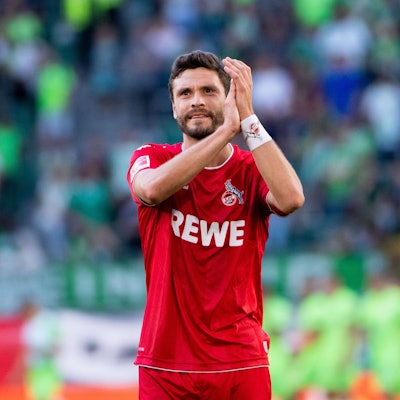 Jonas Hector 1. FC Koeln 14 jubelt ueber den Sieg und bedankt sich bei den Fans
