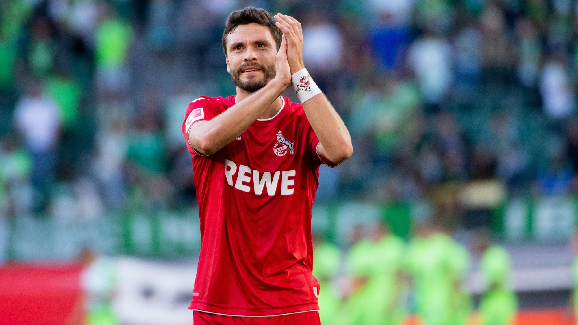 Jonas Hector 1. FC Koeln 14 jubelt ueber den Sieg und bedankt sich bei den Fans