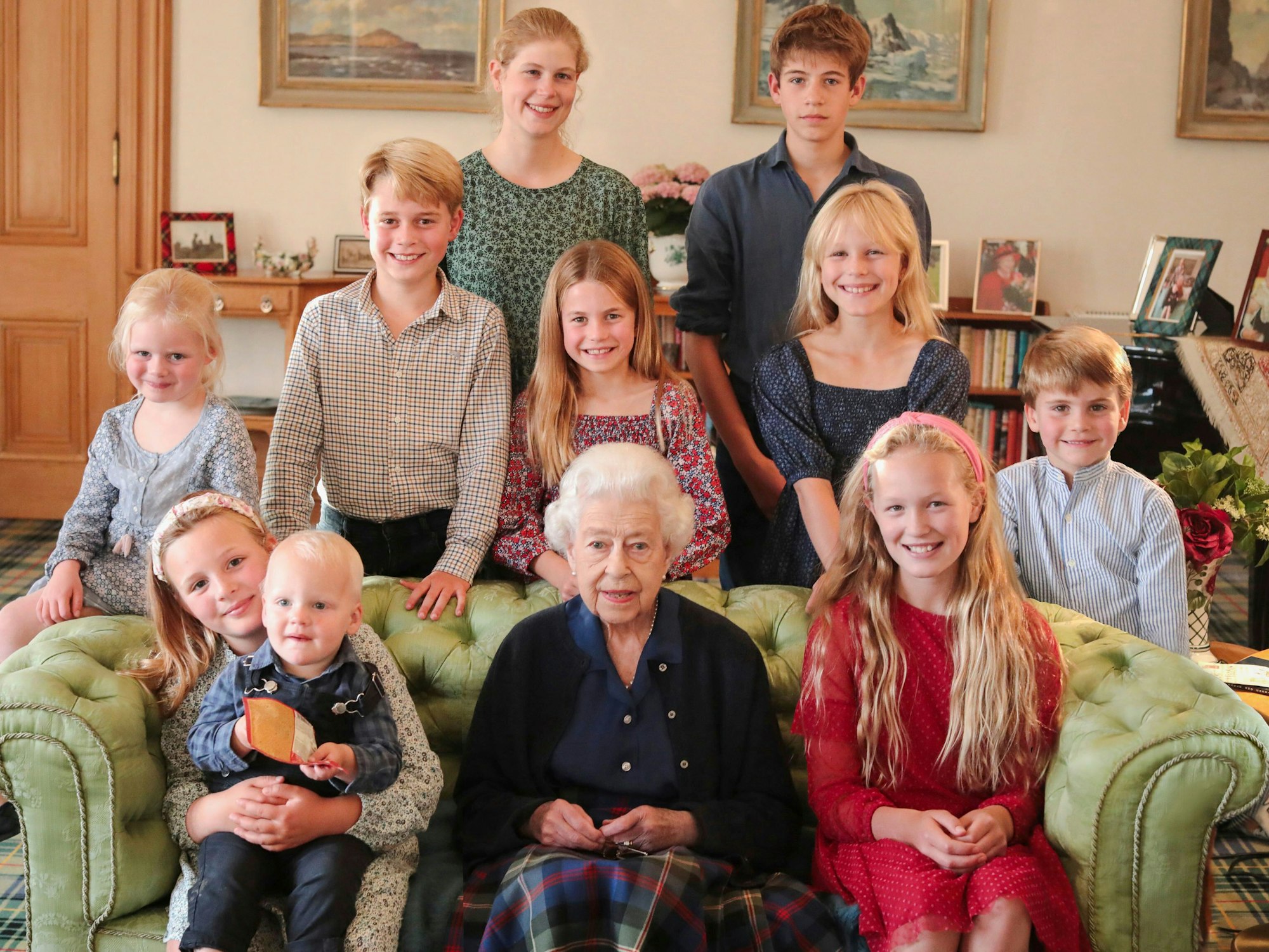 Britische Königin Elizabeth II. mit einigen ihrer Enkel und Urenkelkinder. Hinten l-r: Lady Louise Mountbatten-Windsor und James, Earl of Wessex. Mittlere Reihe l-r: Lena Tindall, Prinz George, Prinzessin Charlotte, Isla Phillips, Prinz Louis. Vorne l-r: Mia Tindall mit Lucas Tindall, Queen Elizabeth II und Savannah Phillips.