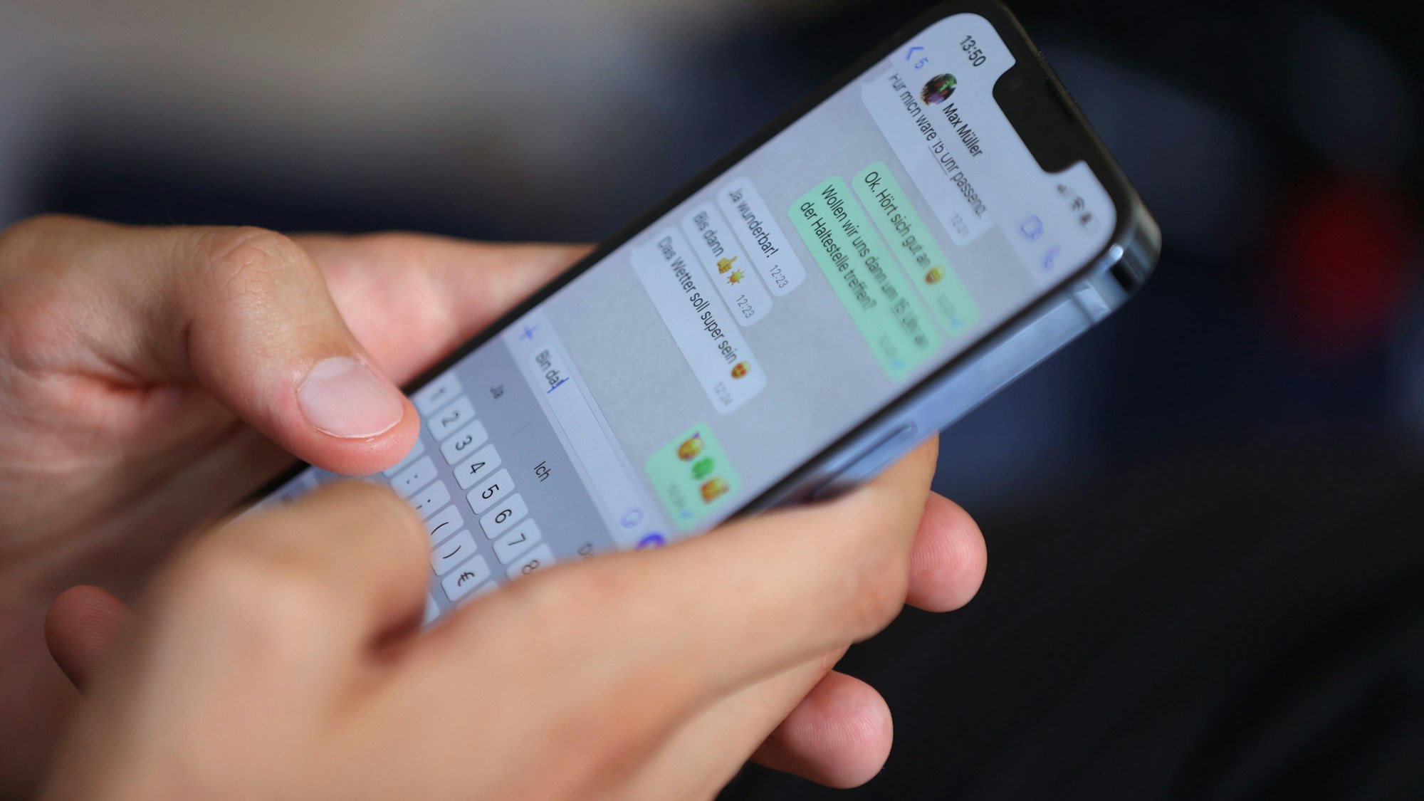Ein junger Mann tippt auf einem Smartphone eine WhatsApp Nachricht. Sprachnachrichten sorgen dagegen bei manchen Empfängern für Frust. Andere freuen sich über die persönliche Botschaft. (zu dpa "Nicht noch eine Sprachnachricht?")