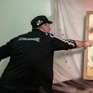 TV-Koch Ole Plogstedt wirft im St. Pauli Museum Brei auf ein Bild.