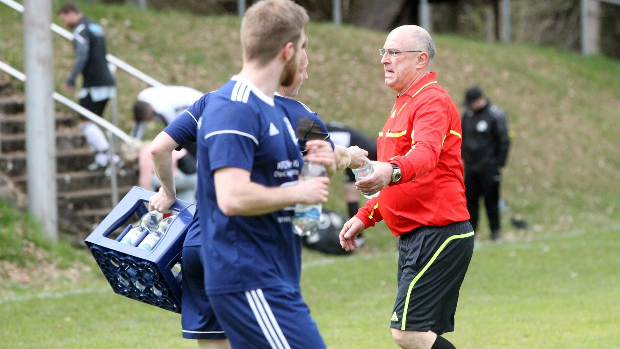 Der Schiri hätt Doosch: Schiedsrichter Erich Poth erhält Wasser von Golbacher Spielern.