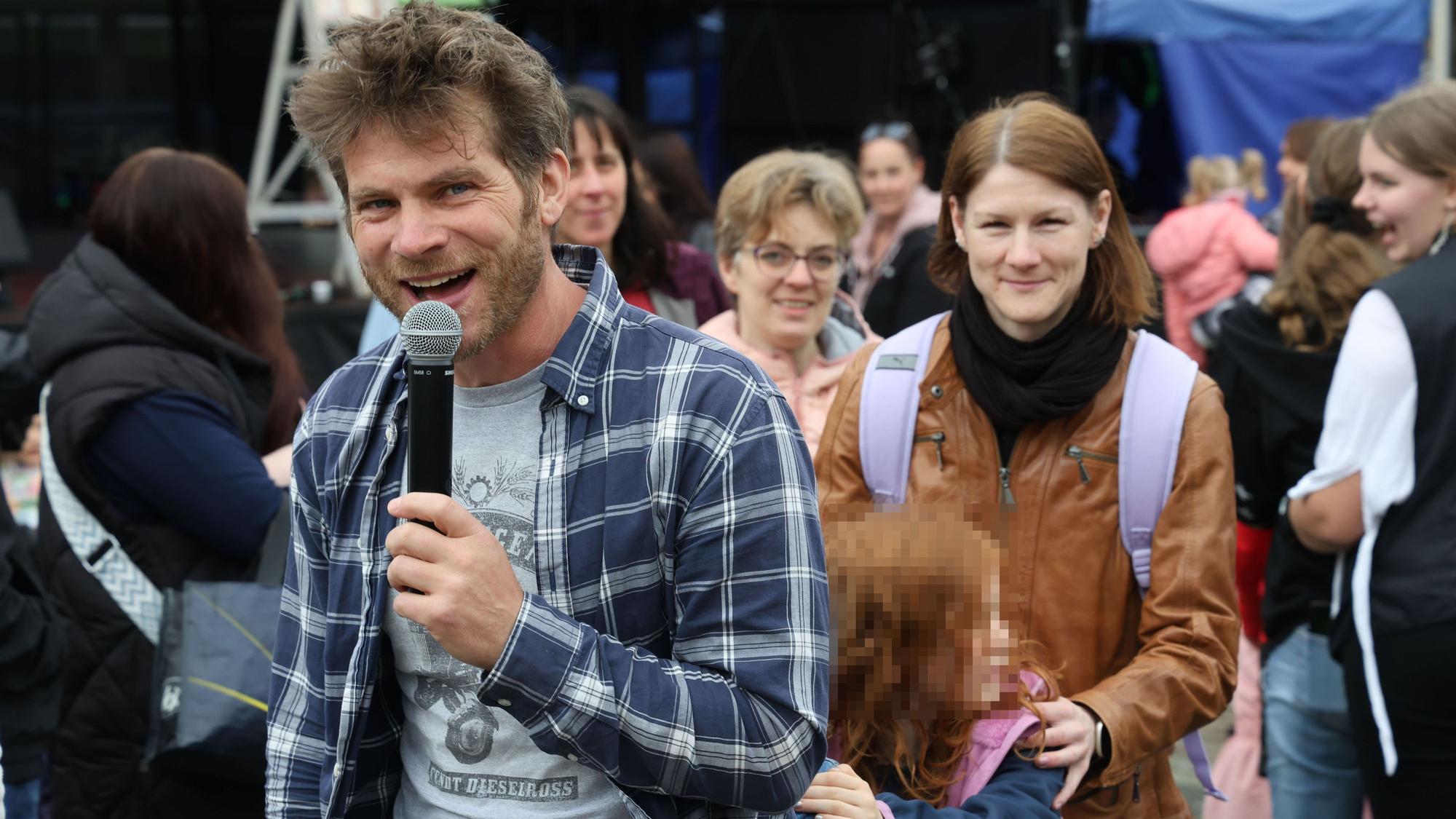 Kinderliedersänger Uwe Reetz hat beim Traktorlied eine Polonaise mit Kindern und Müttern im Schlepptau.