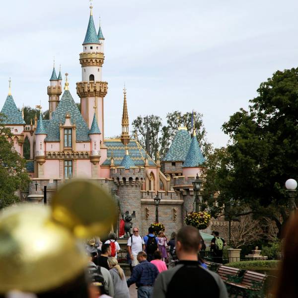 Im Disneyland in Kalifornien ist ein Feuer ausgebrochen. Besucher stehen vor Schneewittchens Schloss. (Archivbild).