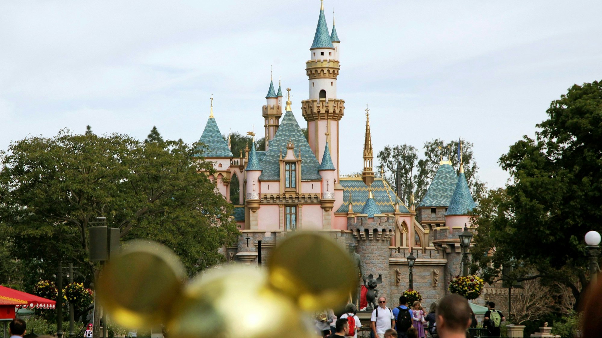 Im Disneyland in Kalifornien ist ein Feuer ausgebrochen. Besucher stehen vor Schneewittchens Schloss. (Archivbild).