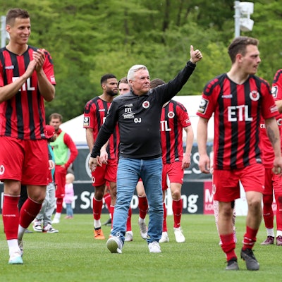 22.04.2023, Köln, Fußball, bwin 3. Liga Herren, Sportpark Höhenberg, 33. Spieltag, Saison 2022 2023, FC Viktoria Köln FC Ingolstadt 04: Trainer Olaf Janßen von FC Viktoria Köln steht nach dem Spiel jubelnd mit der Mannschaft auf dem Spielfeld und feiert den Sieg. DFB regulations prohibit any use of photographs as image sequences and or quasi-video. Nordrhein-Westfalen Deutschland *** 22 04 2023, Cologne, soccer, bwin 3 Liga men, Sportpark Höhenberg, 33 matchday, 2022 2023 season, FC Viktoria Köln FC Ingolstadt 04 coach Olaf Janßen of FC Viktoria Köln stands on the pitch after the match cheering with the team and celebrating the victory DFB regulations prohibit any use of photographs as image sequences and or quasi video Nordrhein Westfalen Germany
