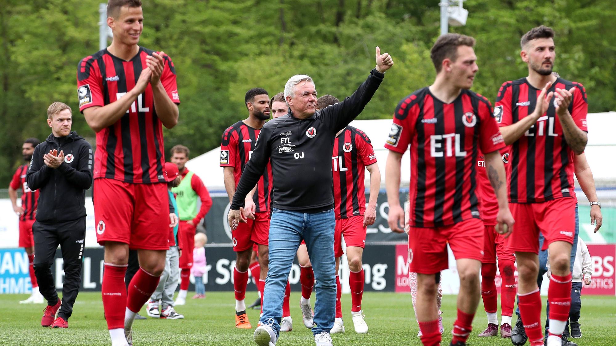 22.04.2023, Köln, Fußball, bwin 3. Liga Herren, Sportpark Höhenberg, 33. Spieltag, Saison 2022 2023, FC Viktoria Köln FC Ingolstadt 04: Trainer Olaf Janßen von FC Viktoria Köln steht nach dem Spiel jubelnd mit der Mannschaft auf dem Spielfeld und feiert den Sieg. DFB regulations prohibit any use of photographs as image sequences and or quasi-video. Nordrhein-Westfalen Deutschland *** 22 04 2023, Cologne, soccer, bwin 3 Liga men, Sportpark Höhenberg, 33 matchday, 2022 2023 season, FC Viktoria Köln FC Ingolstadt 04 coach Olaf Janßen of FC Viktoria Köln stands on the pitch after the match cheering with the team and celebrating the victory DFB regulations prohibit any use of photographs as image sequences and or quasi video Nordrhein Westfalen Germany