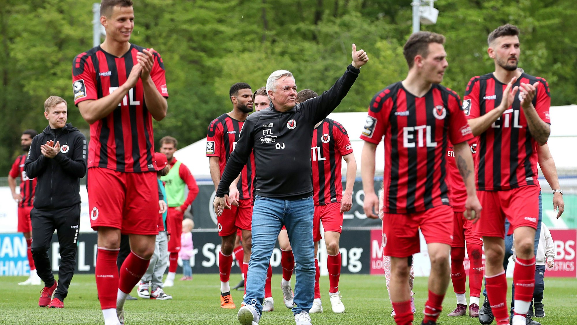22.04.2023, Köln, Fußball, bwin 3. Liga Herren, Sportpark Höhenberg, 33. Spieltag, Saison 2022 2023, FC Viktoria Köln FC Ingolstadt 04: Trainer Olaf Janßen von FC Viktoria Köln steht nach dem Spiel jubelnd mit der Mannschaft auf dem Spielfeld und feiert den Sieg. DFB regulations prohibit any use of photographs as image sequences and or quasi-video. Nordrhein-Westfalen Deutschland *** 22 04 2023, Cologne, soccer, bwin 3 Liga men, Sportpark Höhenberg, 33 matchday, 2022 2023 season, FC Viktoria Köln FC Ingolstadt 04 coach Olaf Janßen of FC Viktoria Köln stands on the pitch after the match cheering with the team and celebrating the victory DFB regulations prohibit any use of photographs as image sequences and or quasi video Nordrhein Westfalen Germany