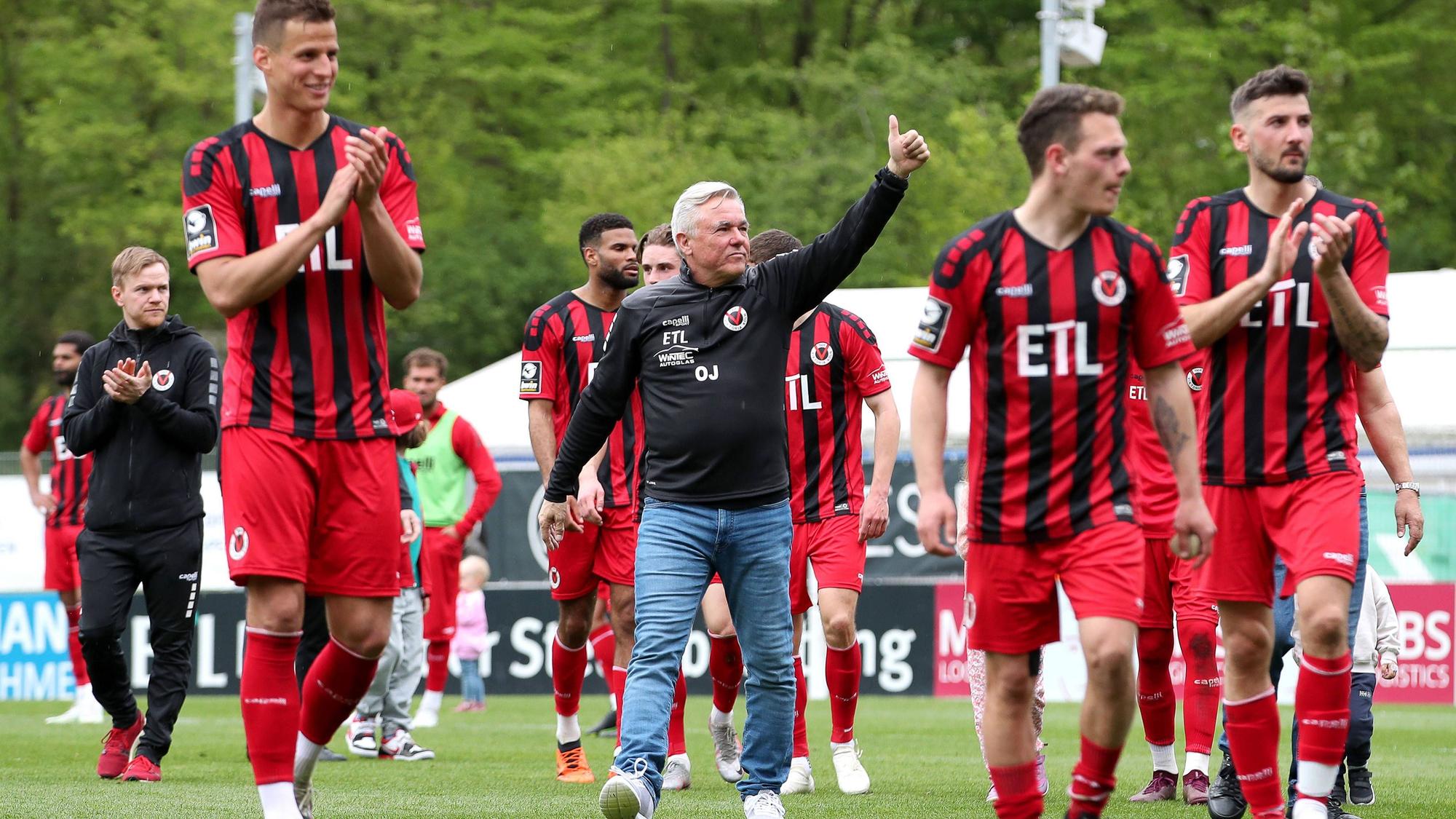 22.04.2023, Köln, Fußball, bwin 3. Liga Herren, Sportpark Höhenberg, 33. Spieltag, Saison 2022 2023, FC Viktoria Köln FC Ingolstadt 04: Trainer Olaf Janßen von FC Viktoria Köln steht nach dem Spiel jubelnd mit der Mannschaft auf dem Spielfeld und feiert den Sieg. DFB regulations prohibit any use of photographs as image sequences and or quasi-video. Nordrhein-Westfalen Deutschland *** 22 04 2023, Cologne, soccer, bwin 3 Liga men, Sportpark Höhenberg, 33 matchday, 2022 2023 season, FC Viktoria Köln FC Ingolstadt 04 coach Olaf Janßen of FC Viktoria Köln stands on the pitch after the match cheering with the team and celebrating the victory DFB regulations prohibit any use of photographs as image sequences and or quasi video Nordrhein Westfalen Germany