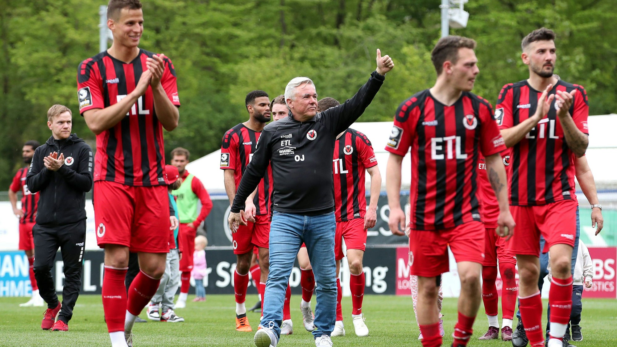 22.04.2023, Köln, Fußball, bwin 3. Liga Herren, Sportpark Höhenberg, 33. Spieltag, Saison 2022 2023, FC Viktoria Köln FC Ingolstadt 04: Trainer Olaf Janßen von FC Viktoria Köln steht nach dem Spiel jubelnd mit der Mannschaft auf dem Spielfeld und feiert den Sieg. DFB regulations prohibit any use of photographs as image sequences and or quasi-video. Nordrhein-Westfalen Deutschland *** 22 04 2023, Cologne, soccer, bwin 3 Liga men, Sportpark Höhenberg, 33 matchday, 2022 2023 season, FC Viktoria Köln FC Ingolstadt 04 coach Olaf Janßen of FC Viktoria Köln stands on the pitch after the match cheering with the team and celebrating the victory DFB regulations prohibit any use of photographs as image sequences and or quasi video Nordrhein Westfalen Germany