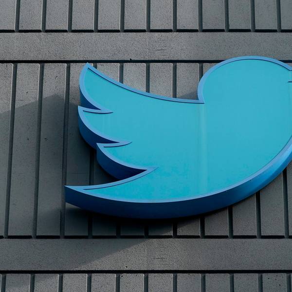 Das Logo des sozialen Netzwerks Twitter ist an einem Gebäude der Firmenzentrale zu sehen.