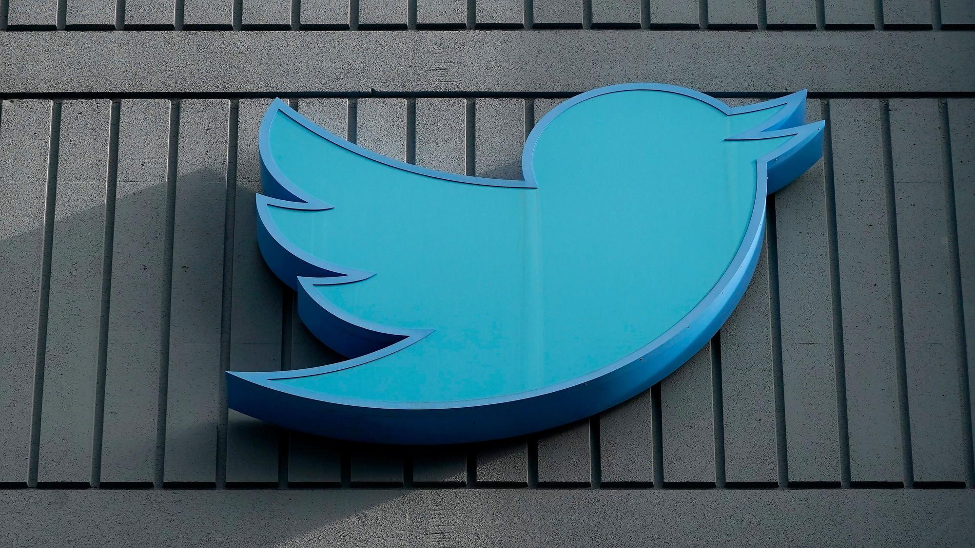 Das Logo des sozialen Netzwerks Twitter ist an einem Gebäude der Firmenzentrale zu sehen.
