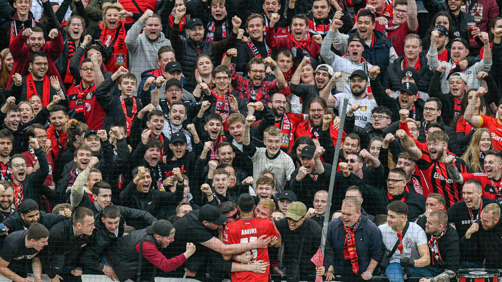 Leverkusen's German midfielder Nadiem Amiri celebrates scoring his team's second goal with supporters during the German first division Bundesliga football match between Bayer Leverkusen and RB Leipzig in Leverkusen, western Germany on April 23, 2023. (Photo by Sascha Schuermann / AFP) / DFL REGULATIONS PROHIBIT ANY USE OF PHOTOGRAPHS AS IMAGE SEQUENCES AND/OR QUASI-VIDEO