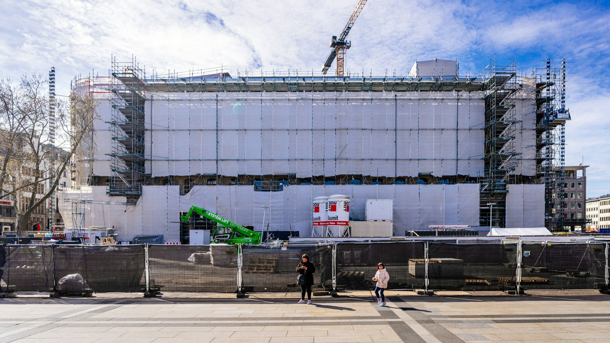Die Baustelle des Dom-Hotels am Kölner Roncalliplatz direkt am Dom.