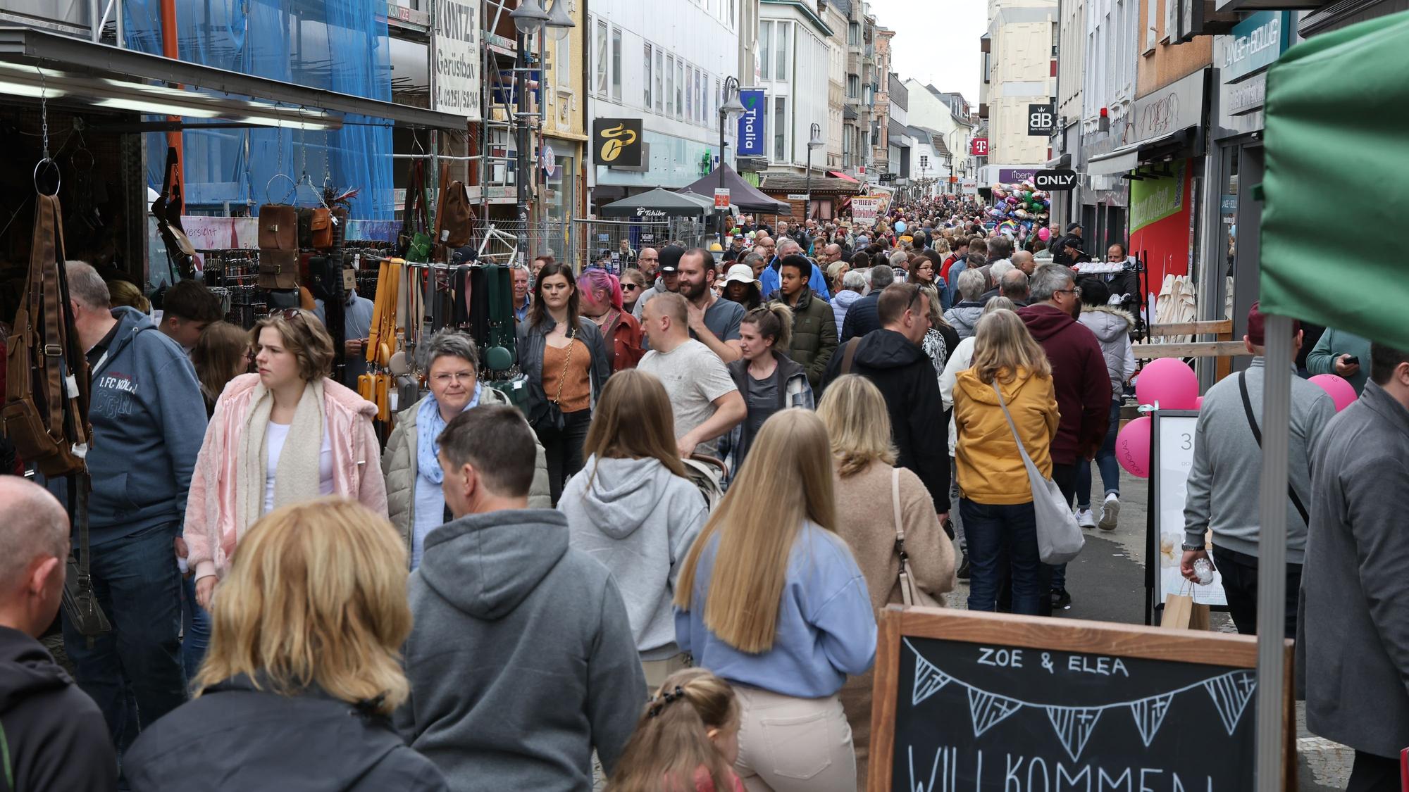 Dichtgedrängt schieben sich die Besucher beim Stadtfest durch die Euskirchener Neustraße.