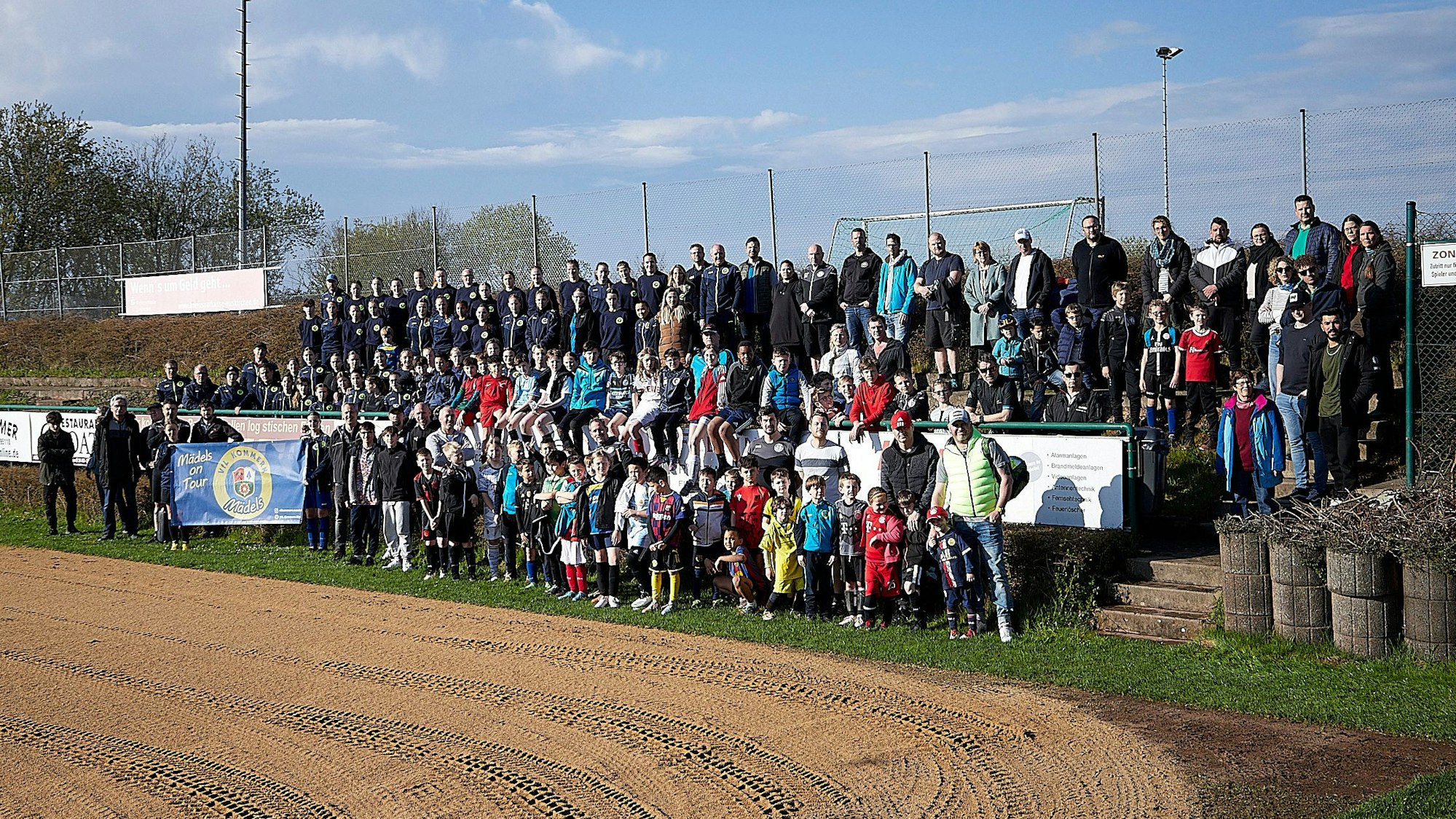 Die Mitglieder des VfL stellten sich zum Erinnerungsfoto am abgefrästen Sportplatz auf.
