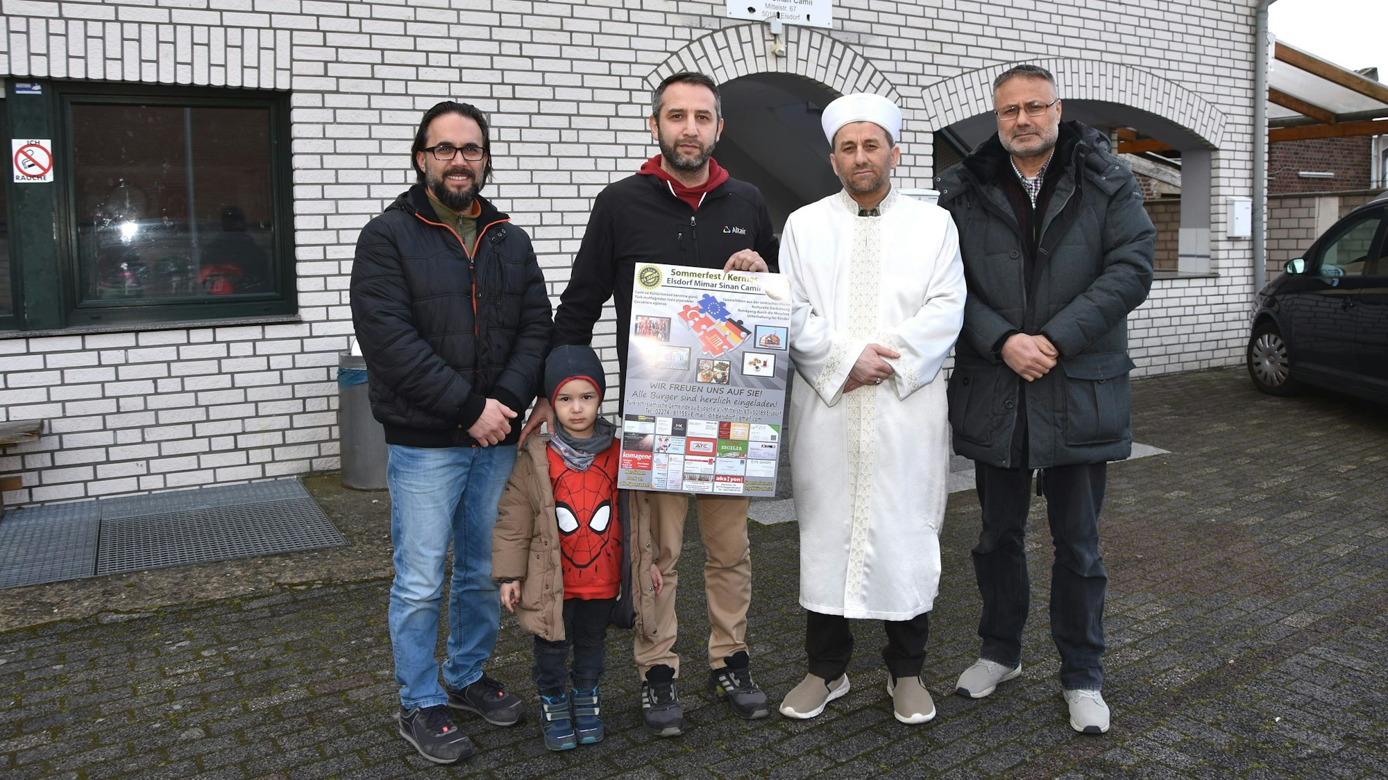 Auf ihr Jubiläums-Sommerfest freuen sich (v.l.) Ömer Kus und Hüseyn Çakir vom Vorstand der Moschee-Gemeinde, Imam Mustafa Aksoy und Mitorganisator Yüksel Altunay.