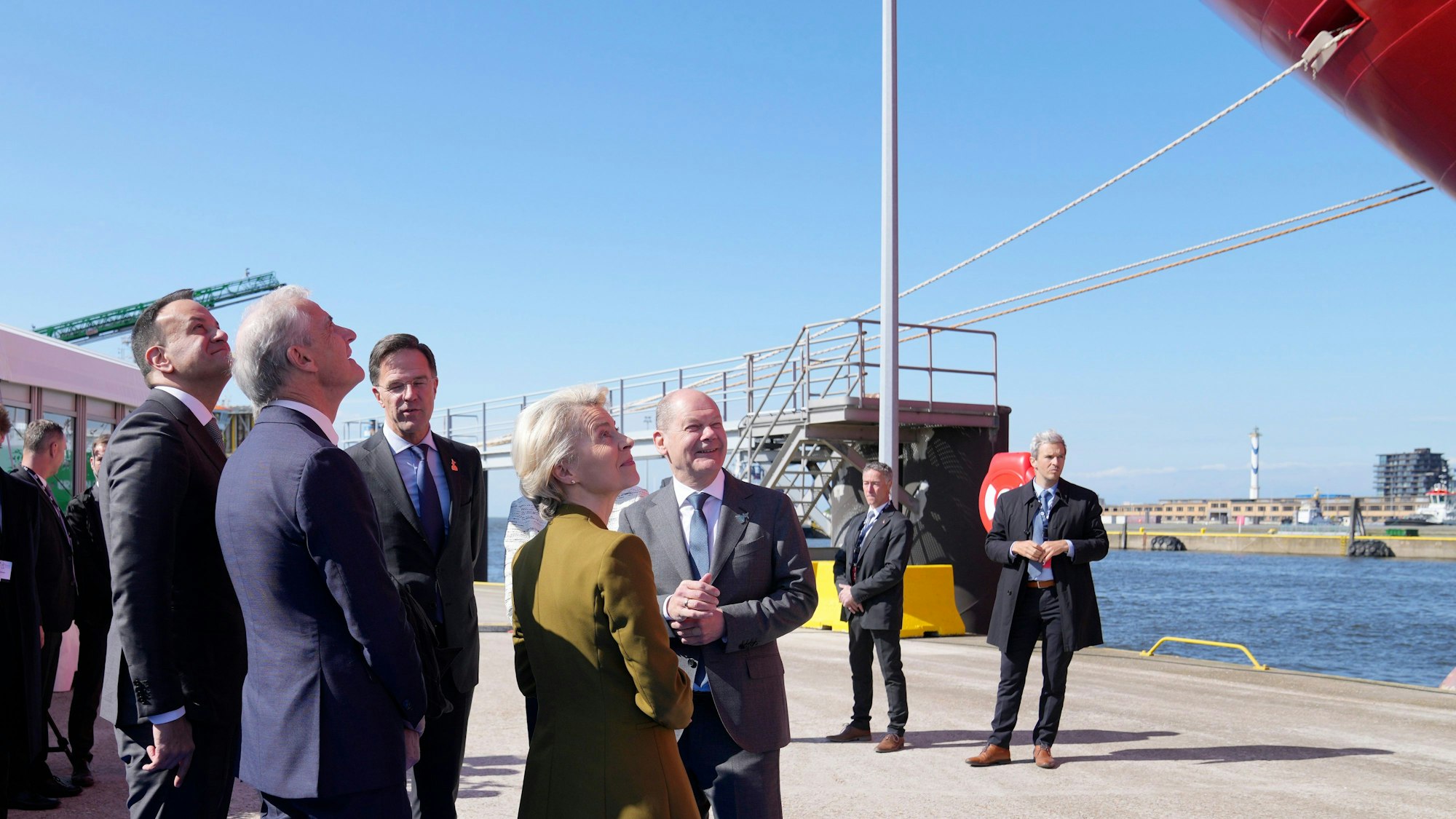 Irlands Premierminister Leo Varadkar, Norwegens Premierminister Jonas Gahr Store, der niederländische Premierminister Mark Rutte, die Präsidentin der Europäischen Kommission Ursula von der Leyen und der deutsche Bundeskanzler Olaf Scholz zeigen sich bei der Ankunft zum Nordsee-Gipfel in Ostende, Belgien, gut gelaunt.