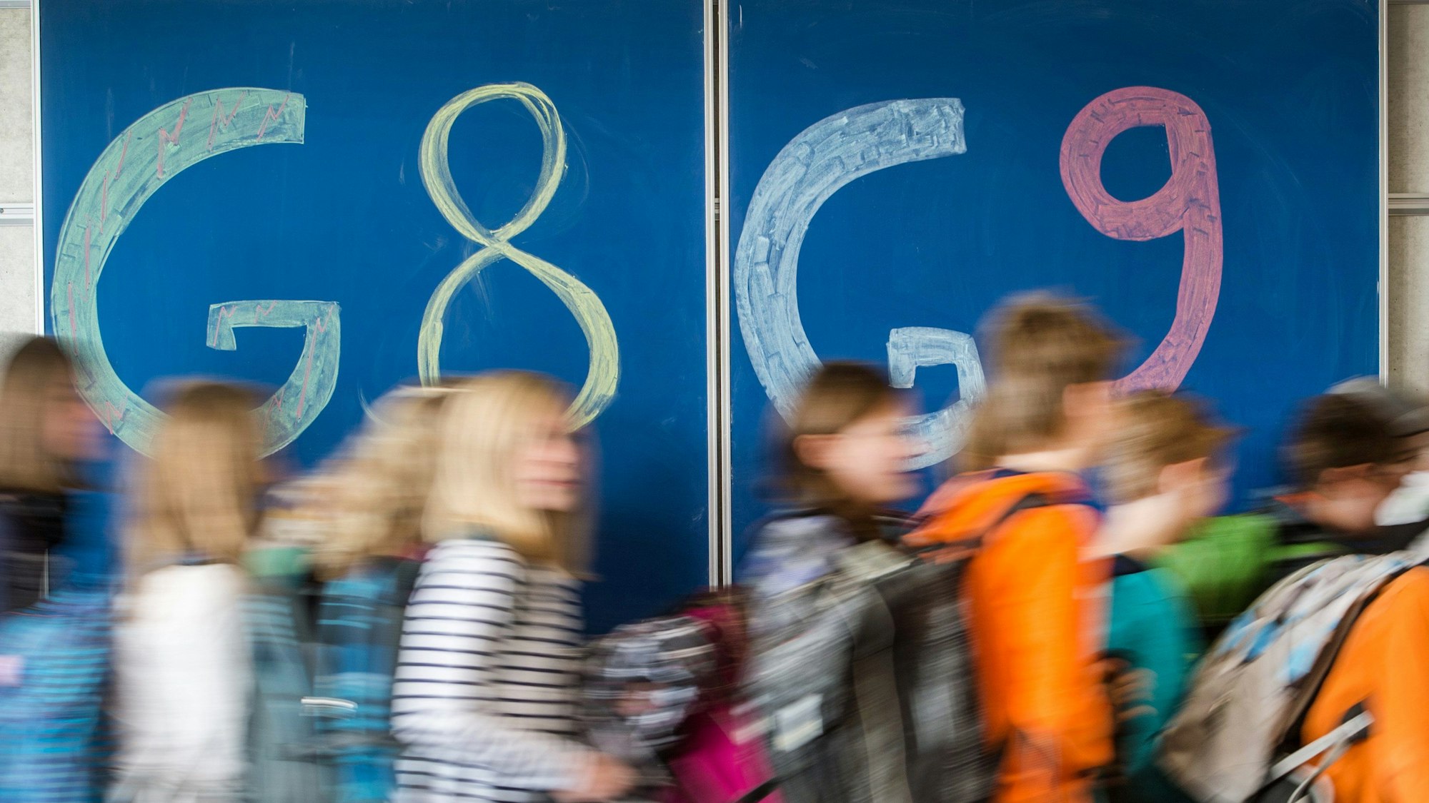 „G8“ und „G9“ steht in einem Gymnasium an einer Tafel.