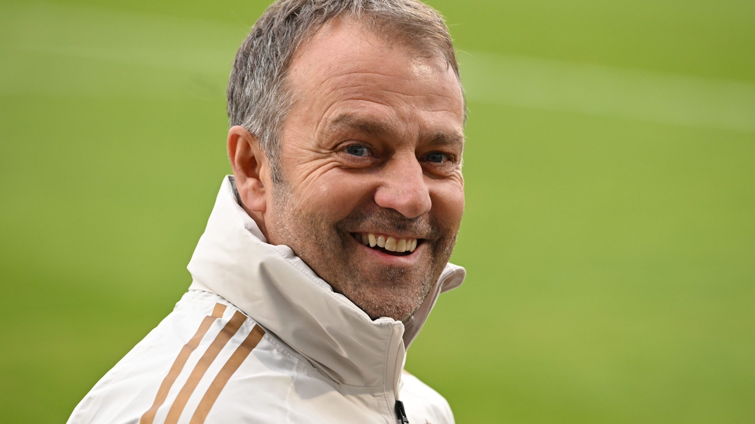 Bundestrainer Hansi Flick lächelt in die Kamera