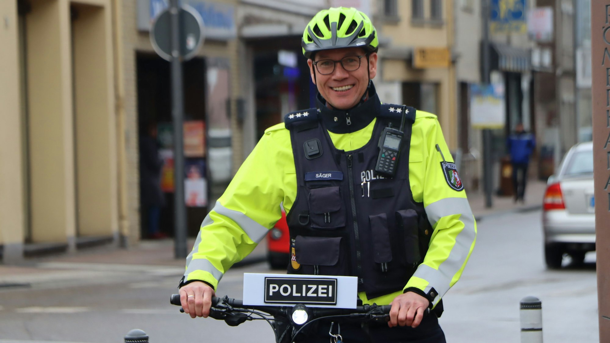 Thorsten Säger mit Uniform und Polizeifahrrad unterwegs.