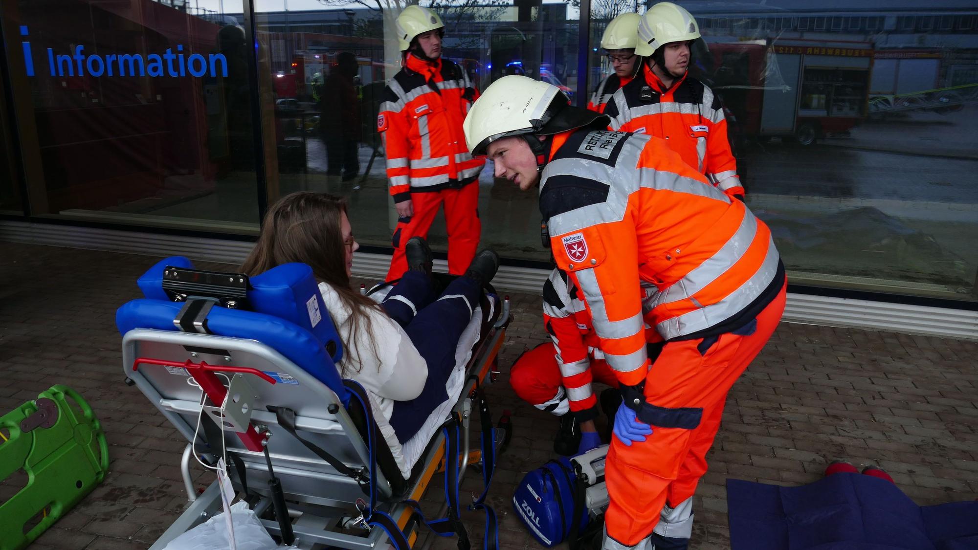 Übung der Feuerwehr Rheinbach am 20. April 2023
Kräfte der Jugendfeuerwehr spielten Statisten.