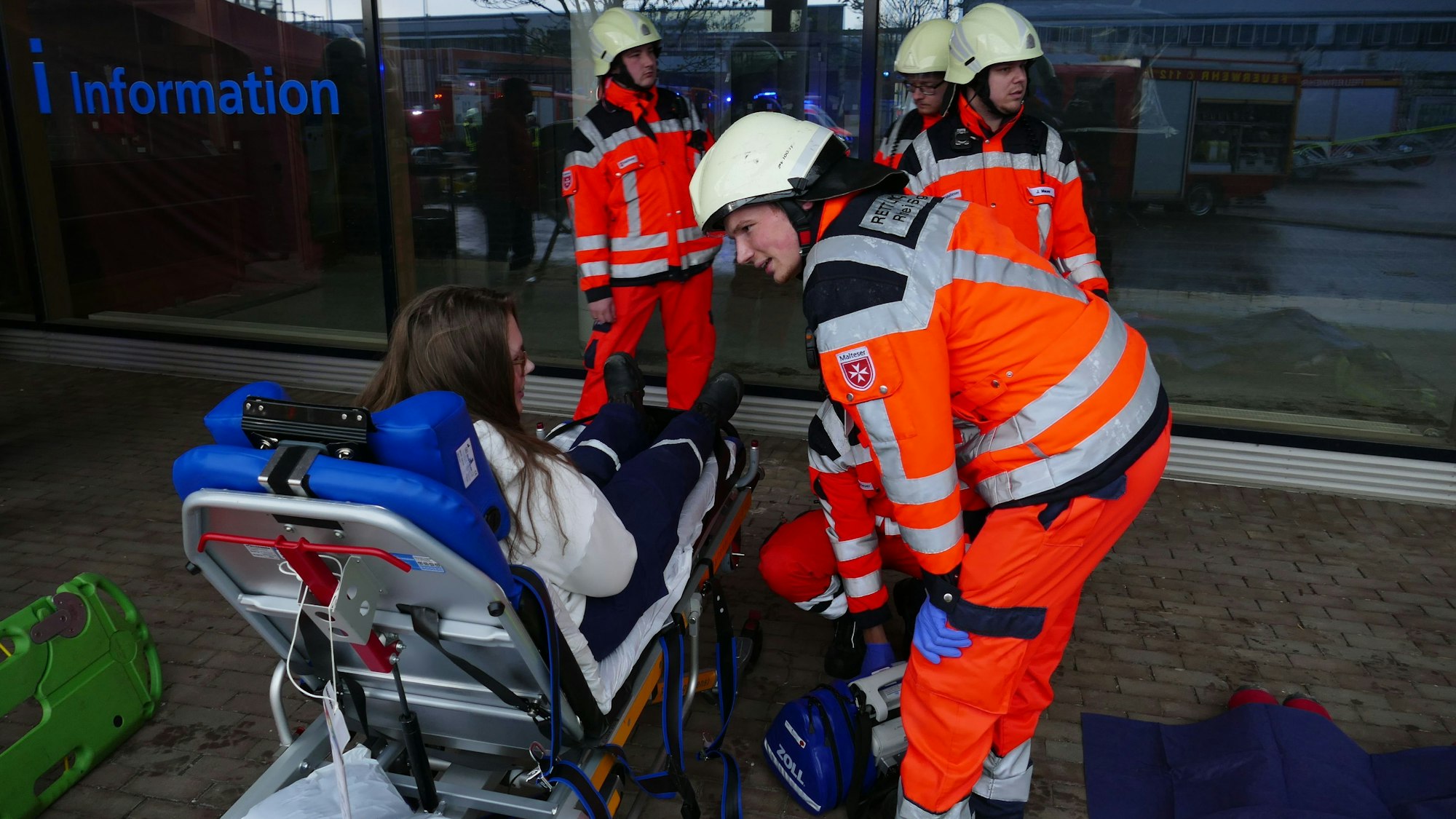 Übung der Feuerwehr Rheinbach am 20. April 2023
Kräfte der Jugendfeuerwehr spielten Statisten.