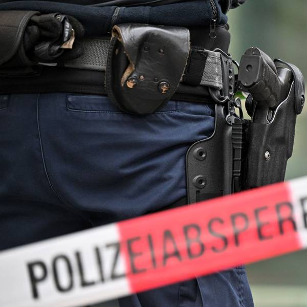 Bewaffnete Bundespolizisten stehen am Hauptbahnhof an einer Polizeiabsperrung.