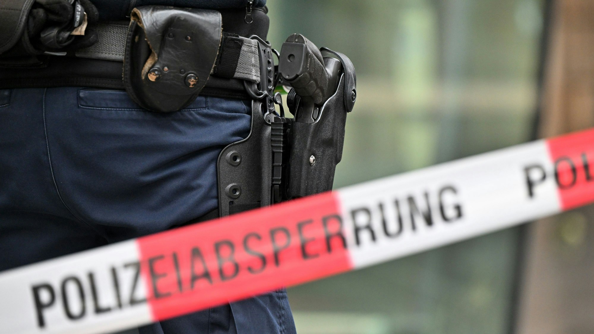 Bewaffnete Bundespolizisten stehen am Hauptbahnhof an einer Polizeiabsperrung.